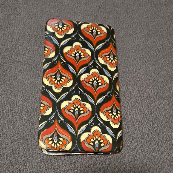 Stylish Red and Black Patterned Q - Picture 3 of 3